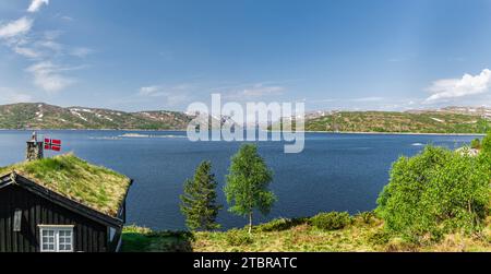 Holzhütte auf einem See in Norwegen Stockfoto