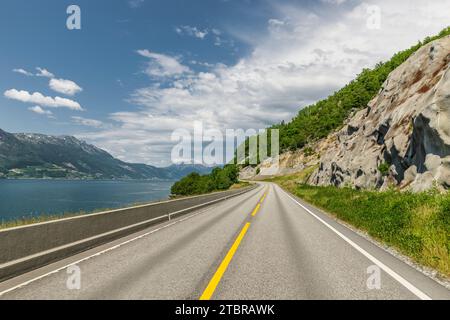 Autostraße entlang des Hardangerfjord in Norwegen Stockfoto