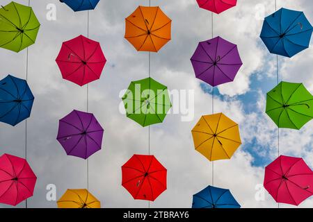 Bunte Regenschirme vor dem Himmel Stockfoto