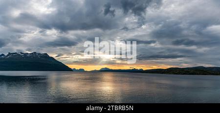 Sonnenuntergang in Norwegen auf einem Fjord Stockfoto