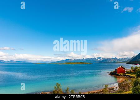 Rotes Haus auf den Lofoten-Inseln in Norwegen Stockfoto