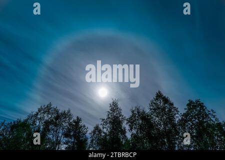 Halo-Lichteffekt rund um die Sonne Stockfoto