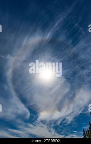 Halo-Lichteffekt rund um die Sonne Stockfoto