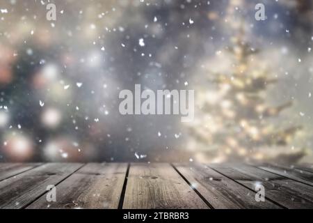 Verschwommener Hintergrund mit schneebedeckten Tannen und Weihnachtsbäumen Stockfoto