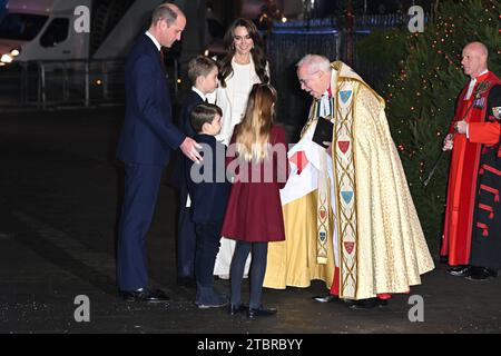 (Von links nach rechts) Prinz von Wales, Prinz George, Prinz Louis, Prinzessin Charlotte und Prinzessin von Wales, begrüßt von dem Dekan von Westminster, David Hoyle, während der Ankunft zu den Royal Carols - zusammen bei der Weihnachtsfeier in der Westminster Abbey in London. Bilddatum: Freitag, 8. Dezember 2023. Stockfoto