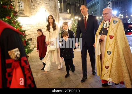 (Links-rechts) Prinzessin Charlotte, Prinzessin von Wales, Prinz George, Prinz Louis, Prinz von Wales und Dekan von Westminster Abbey, der sehr Reverend Dr. David Hoyle, der zu den Royal Carols kommt - zusammen bei Weihnachtsgottesdienst in der Westminster Abbey in London. Bilddatum: Freitag, 8. Dezember 2023. Stockfoto