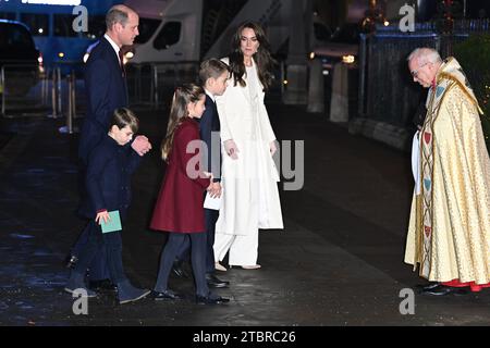 (Von links nach rechts) Prinz von Wales, Prinz Louis, Prinzessin Charlotte, Prinz George und Prinzessin von Wales, begrüßt von dem Dekan von Westminster, David Hoyle, während der Ankunft zu den Royal Carols - zusammen bei der Weihnachtsfeier in der Westminster Abbey in London. Bilddatum: Freitag, 8. Dezember 2023. Stockfoto