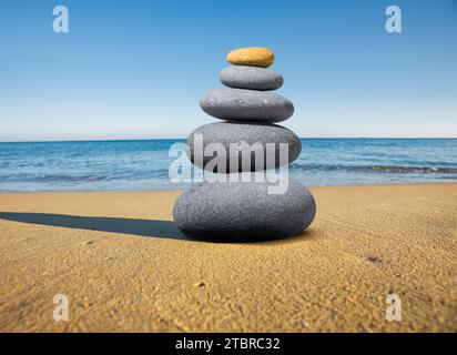 Zen-Steine wie eine Steinpyramide am Strand Stockfoto