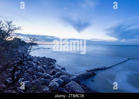 Sonnenaufgang am Strand Hovmarken auf der dänischen Insel Mön in der Ostsee, Steine am Strand, Mole, groyne, Mön, Dänemark Stockfoto