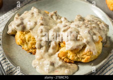 Hausgemachte Südstaaten-Biscuits und Soße zum Frühstück Stockfoto