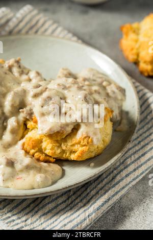 Hausgemachte Südstaaten-Biscuits und Soße zum Frühstück Stockfoto