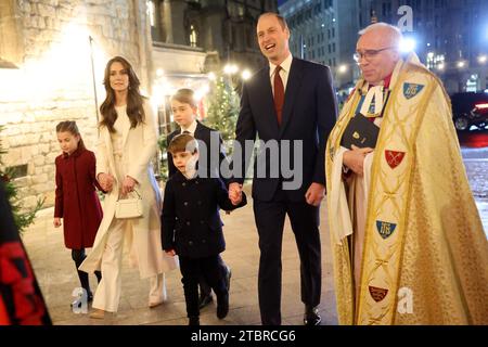 (Links-rechts) Prinzessin Charlotte, Prinzessin von Wales, Prinz George, Prinz Louis, Prinz von Wales und Dekan von Westminster Abbey, der sehr Reverend Dr. David Hoyle, der zu den Royal Carols kommt - zusammen bei Weihnachtsgottesdienst in der Westminster Abbey in London. Bilddatum: Freitag, 8. Dezember 2023. Stockfoto