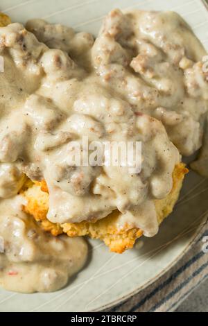 Hausgemachte Südstaaten-Biscuits und Soße zum Frühstück Stockfoto