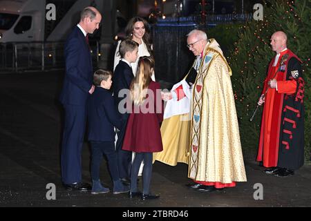 (Von links nach rechts) Prinz von Wales, Prinz Louis, Prinz George, Prinzessin Charlotte und Prinzessin von Wales, begrüßt von dem Dekan von Westminster, David Hoyle, während der Ankunft zu den Royal Carols - zusammen bei der Weihnachtsfeier in der Westminster Abbey in London. Bilddatum: Freitag, 8. Dezember 2023. Stockfoto