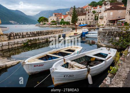 Boote im kleinen Hafen von Perast, Bucht von Kotor, Montenegro Stockfoto