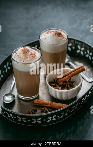 Chai Latte auf einem Tablett Stockfoto