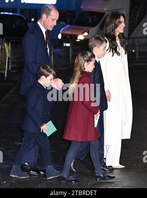 (Von links nach rechts) Prinz von Wales, Prinz Louis, Prinzessin Charlotte, Prinz George und Prinzessin von Wales kommen zu den Royal Carols - zusammen zum Weihnachtsgottesdienst in der Westminster Abbey in London. Bilddatum: Freitag, 8. Dezember 2023. Stockfoto