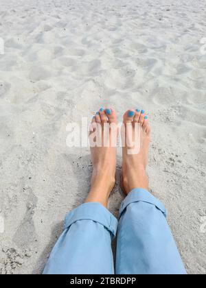 Deutschland, Mecklenburg-Vorpommern, Halbinsel Fischland-Darß-Zingst, Frauenfüße barfuß im Sand von Prerow Stockfoto