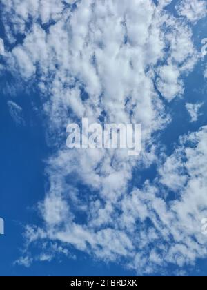 Blauer Himmel mit weisen Wolken, Ostsee, Halbinsel Fischland-Darß-Zingst, Mecklenburg-Vorpommern, Deutschland Stockfoto