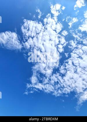 Blauer Himmel mit weisen Wolken, Ostsee, Halbinsel Fischland-Darß-Zingst, Mecklenburg-Vorpommern, Deutschland Stockfoto