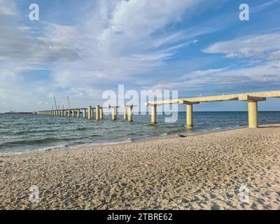 Die Betonsäulen des neuen Piers am feinen Sandstrand im sonnigen Abendlicht, Ostseebad Prerow, Halbinsel Fischland-Darß-Zingst, Mecklenburg-Vorpommern, Deutschland Stockfoto