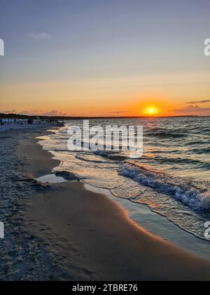 Sonnenuntergang an der Ostseeküste im Kurort Prerow auf der Halbinsel Fischland-Darß-Zingst, Mecklenburg-Vorpommern, Deutschland Stockfoto