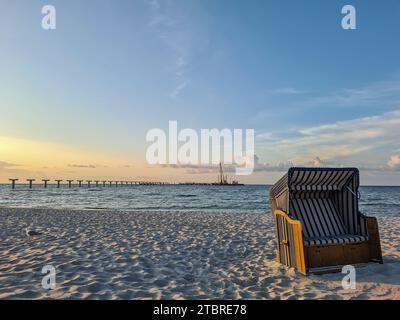 Deutschland, Mecklenburg-Vorpommern, Halbinsel Fischland-Darß-Zingst, Ferienort Prerow, abendliche Atmosphäre am Sandstrand, breite Liege, Ruheplatz, im Hintergrund die Betonsäulen des neuen Piers Stockfoto