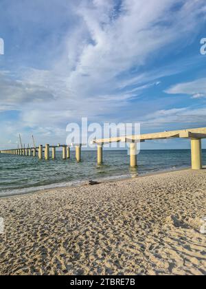 Die Betonsäulen des neuen Piers am feinen Sandstrand im sonnigen Abendlicht, Ostseebad Prerow, Halbinsel Fischland-Darß-Zingst, Mecklenburg-Vorpommern, Deutschland Stockfoto