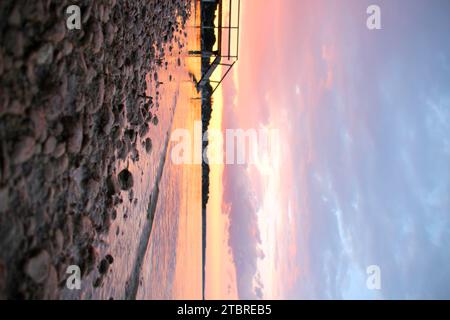 Sonnenaufgang am Seeufer, Steg, Holzsteg, Ammersee, Voralpensee, alpenvorland, Oberbayern, Bayern, Deutschland Stockfoto