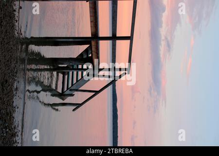 Sonnenaufgang am Seeufer, Steg, Holzsteg, Ammersee, Voralpensee, alpenvorland, Oberbayern, Bayern, Deutschland Stockfoto