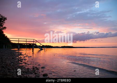 Sonnenaufgang am Seeufer, Steg, Holzsteg, Ammersee, Voralpensee, alpenvorland, Oberbayern, Bayern, Deutschland Stockfoto