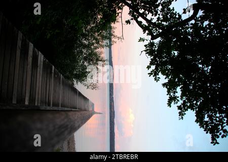 Sonnenaufgang am Seeufer, Steg, Holzsteg, Ammersee, Voralpensee, Alpenvorland, Oberbayern, Bayern, Deutschland Stockfoto