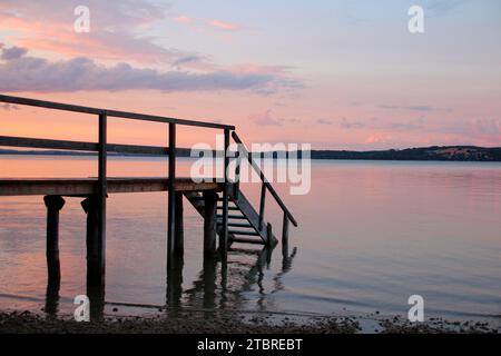 Sonnenaufgang am Seeufer, Steg, Holzsteg, Ammersee, Voralpensee, alpenvorland, Oberbayern, Bayern, Deutschland Stockfoto