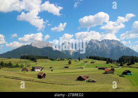 Heubau bei schönem Sommerwetter vor weiß-blauem Himmel, Deutschland, Bayern, Oberbayern, Werdenfelser Land, Klais bei Mittenwald, Karwendel Stockfoto