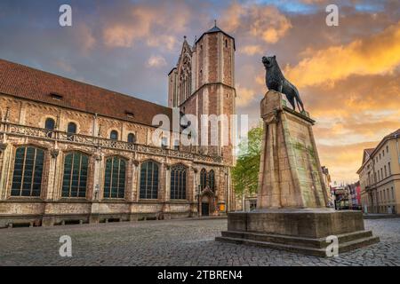 Löwenstatue und Dom in Braunschweig Stockfoto