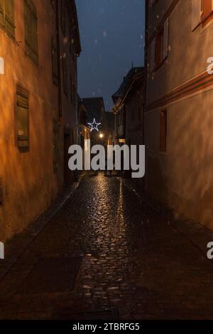 Kleine Gasse mit Sternendekoration in Riquewihr, Frankreich, Elsass Stockfoto