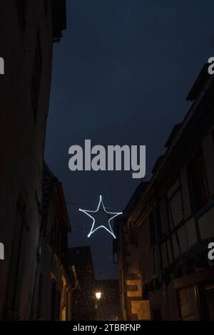 Kleine Gasse mit Sternendekoration in Riquewihr, Frankreich, Elsass Stockfoto