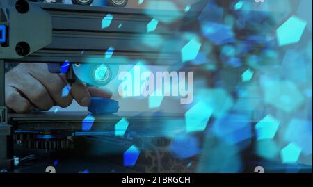 3D-Druckkonzept, bei dem der Ausdruck mit einer Hand vom Gerät entfernt wird. Fotomontage in Blautönen. Stockfoto