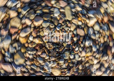 Kreisförmige Bewegung von links nach rechts, die ein Wirbelmuster erzeugt, ein abstraktes Bild von der Natur Stockfoto