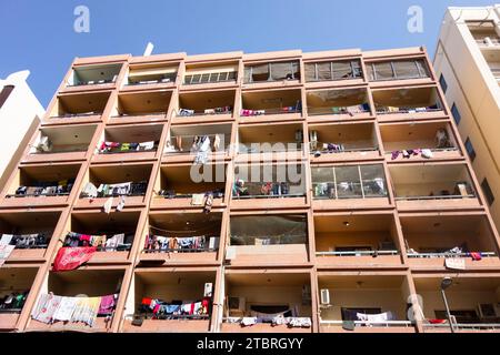 Waschtrocknung auf den Balkonen eines Apartmenthauses in Bur Dubai, Dubai, VAE. Stockfoto