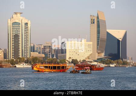 Blick über den Dubai Creek von Al Seef in Richtung der Wolkenkratzer in Deira, Dubai, den Vereinigten Arabischen Emiraten, den Vereinigten Arabischen Emiraten, den Vereinigten Arabischen Emiraten und den Vereinigten Arabischen Emiraten. Stockfoto