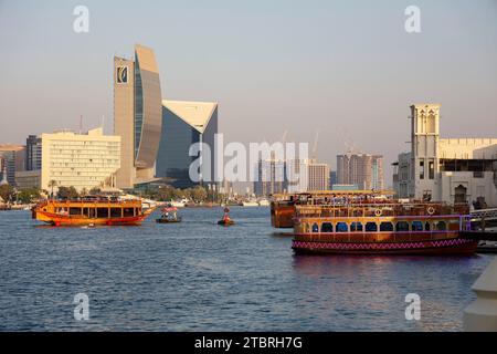 Blick über den Dubai Creek von Al Seef in Richtung der Wolkenkratzer in Deira, Dubai, den Vereinigten Arabischen Emiraten, den Vereinigten Arabischen Emiraten, den Vereinigten Arabischen Emiraten und den Vereinigten Arabischen Emiraten. Stockfoto