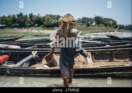 Männer, die auf einer hochwertigen Sandsammelstelle für die Bauindustrie des Landes arbeiten. Lalakhal, in der Nähe von Jaflong, Sylhet Bangladesch Stockfoto