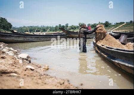 Männer, die auf einer hochwertigen Sandsammelstelle für die Bauindustrie des Landes arbeiten. Lalakhal, in der Nähe von Jaflong, Sylhet Bangladesch Stockfoto