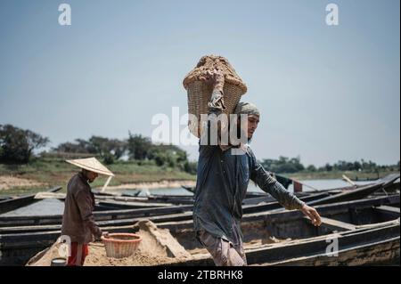 Männer, die auf einer hochwertigen Sandsammelstelle für die Bauindustrie des Landes arbeiten. Lalakhal, in der Nähe von Jaflong, Sylhet Bangladesch Stockfoto