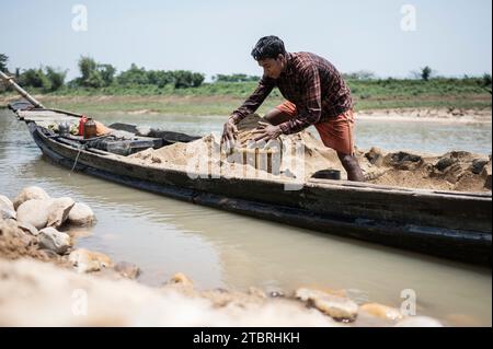 Männer, die auf einer hochwertigen Sandsammelstelle für die Bauindustrie des Landes arbeiten. Lalakhal, in der Nähe von Jaflong, Sylhet Bangladesch Stockfoto