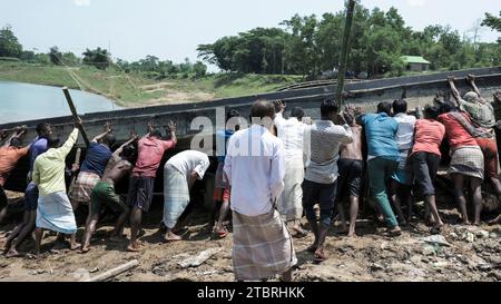 Männer, die auf einer hochwertigen Sandsammelstelle für die Bauindustrie des Landes arbeiten. Lalakhal, in der Nähe von Jaflong, Sylhet Bangladesch Stockfoto