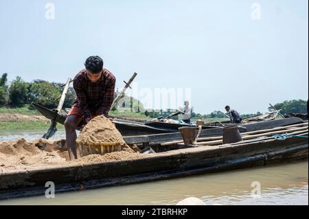 Männer, die auf einer hochwertigen Sandsammelstelle für die Bauindustrie des Landes arbeiten. Lalakhal, in der Nähe von Jaflong, Sylhet Bangladesch Stockfoto