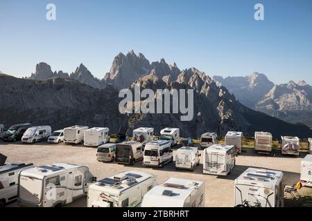Wohnwagenplatz an der Auronzo-Hütte, am südlichen Fuß der drei Zinnen, Blick auf die Cadini-Gruppe, Sexten Dolomiten, Provinz Belluno, Venetien, Ital Stockfoto