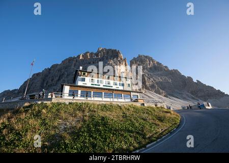 Die Auronzo-Hütte (2320 m), Rifugio Auronzo, am südlichen Fuß der drei Zinnen, mit dem westlichen Gipfel und dem Großen Gipfel dahinter, den Sextner Dolomiten, Stockfoto